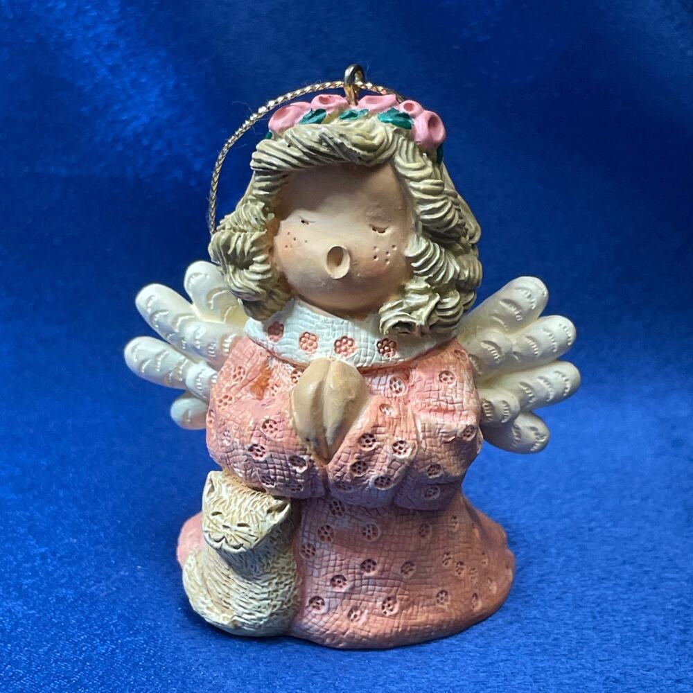 Kneeling Singing Angel with Kitty Ornament Zondervan '97